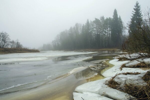 Ice splitting on the spring river