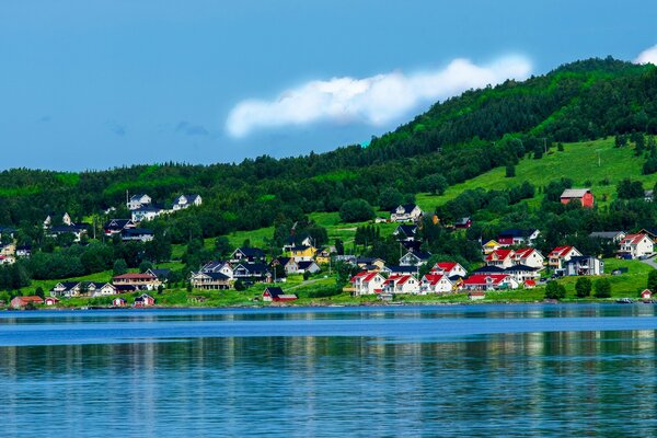 Casas de montaña noruegas en la bahía