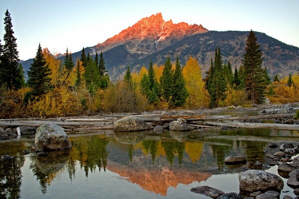 Góry i jezioro na tle zachodu Słońca w Wyoming w Parku Narodowym Grand Teton