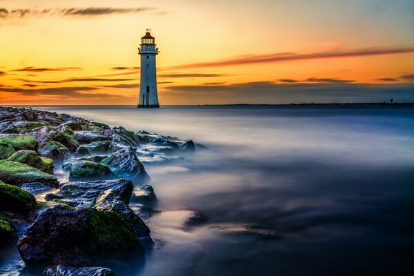 Le phare se trouve près du bord de mer