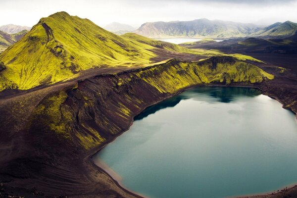 Montañas verdes de Islandia y ozura