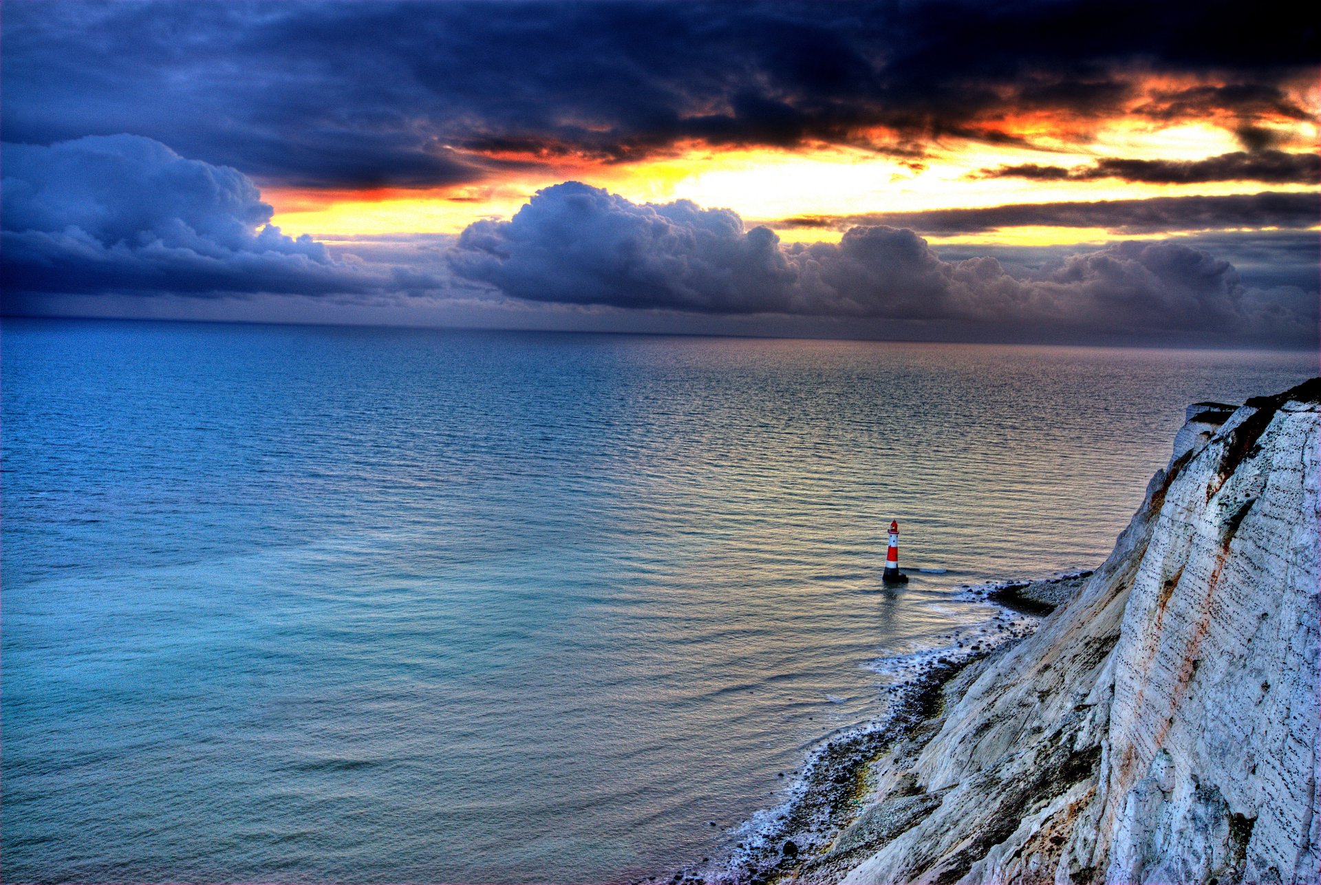 mer rocher phare ciel nuages coucher de soleil lueur nature