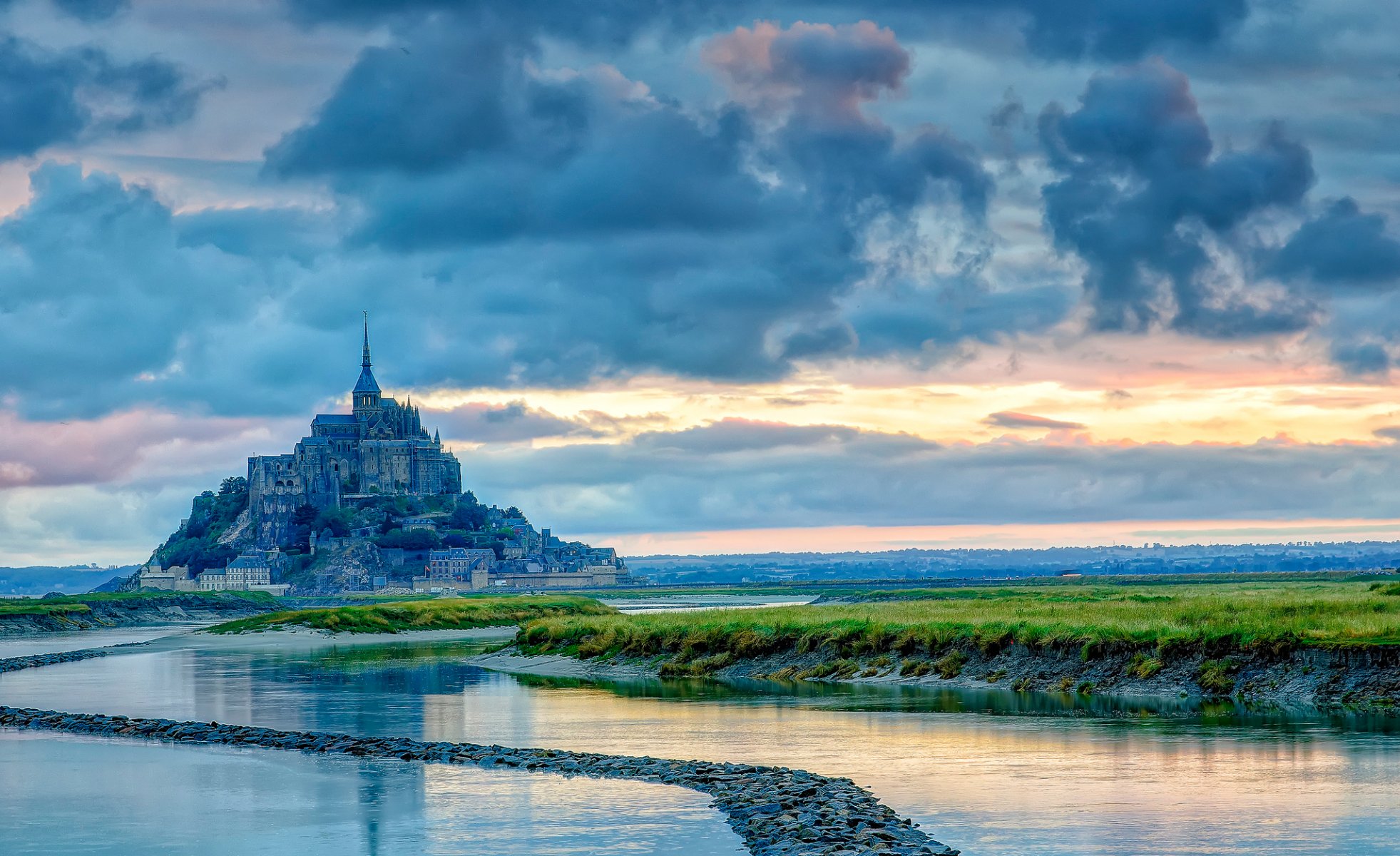 mont saint-michel normandia francja zamek wyspa niebo chmury morze