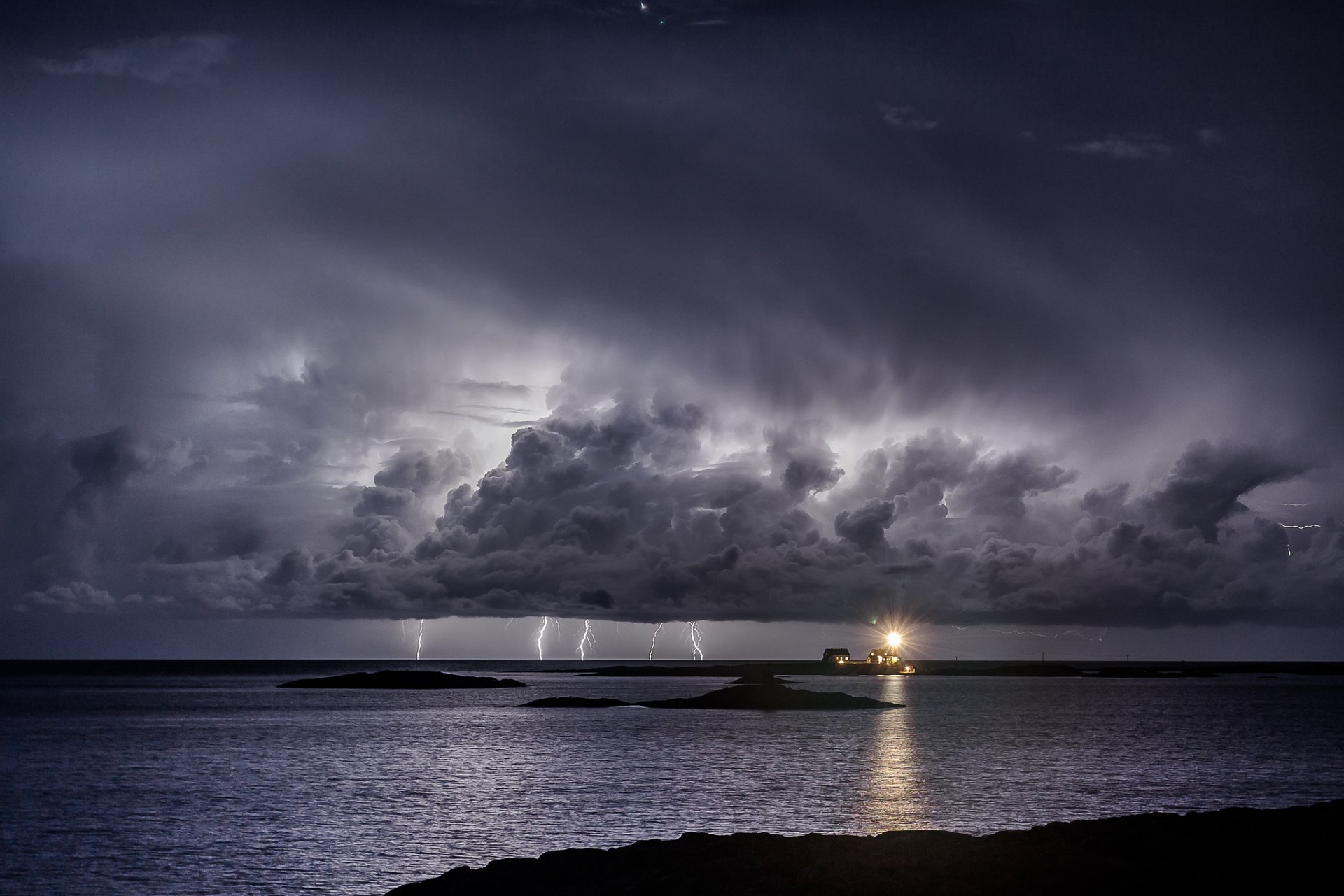 mare notte faro nuvole temporale