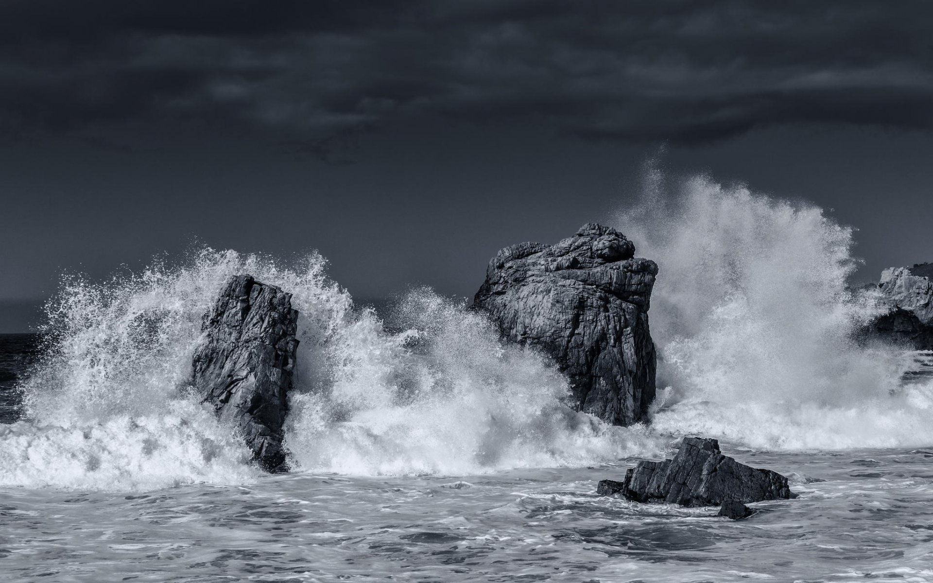 océan vagues tempête photo noir et blanc