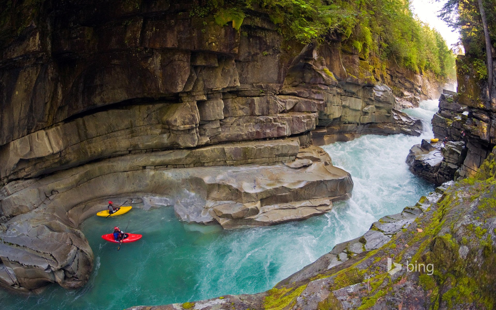 britisch-kolumbien kanada berge schlucht schlucht fluss felsen steine boot