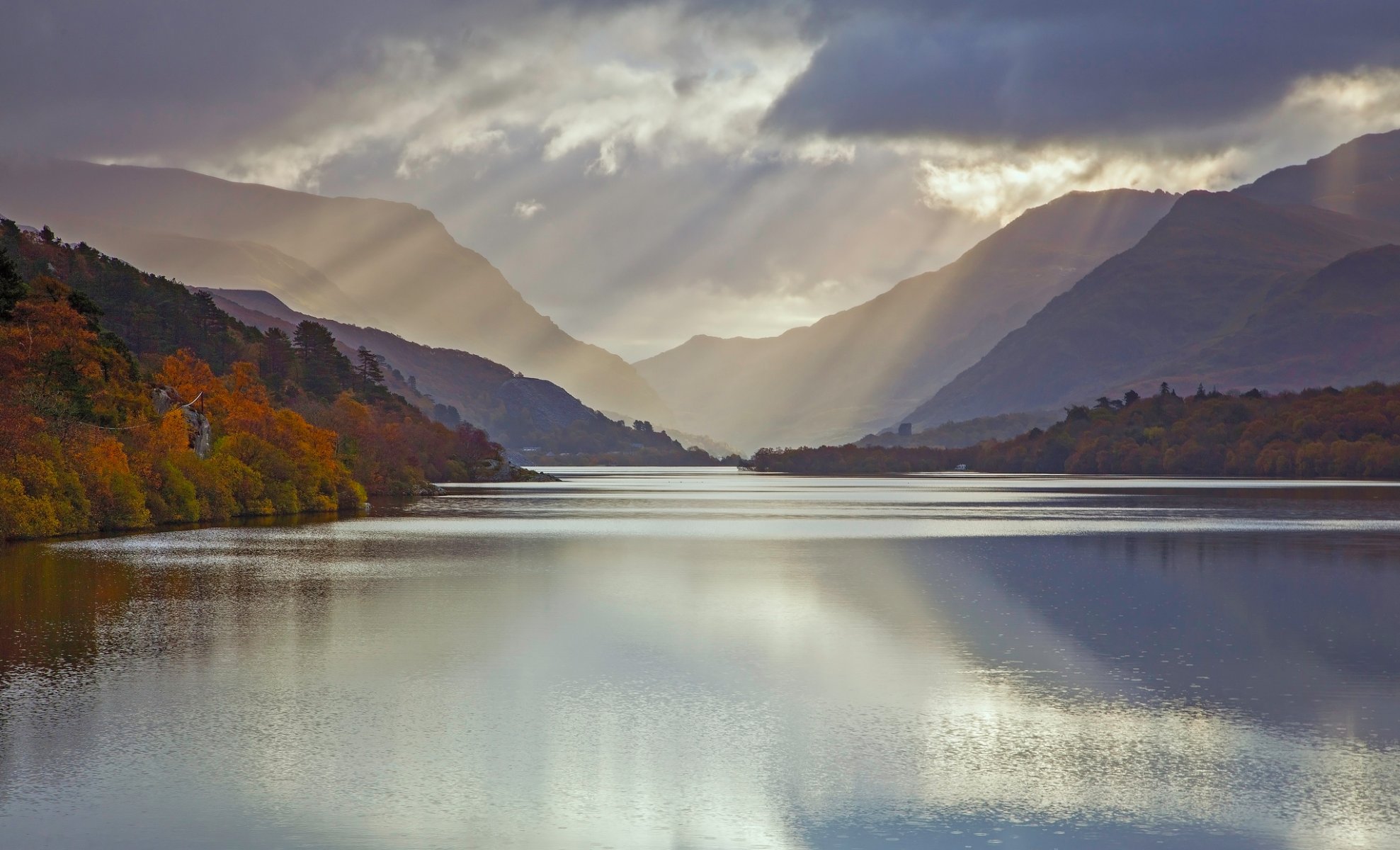 großbritannien wales guinea county snowdonia region gletschersee llyn padarn herbst november