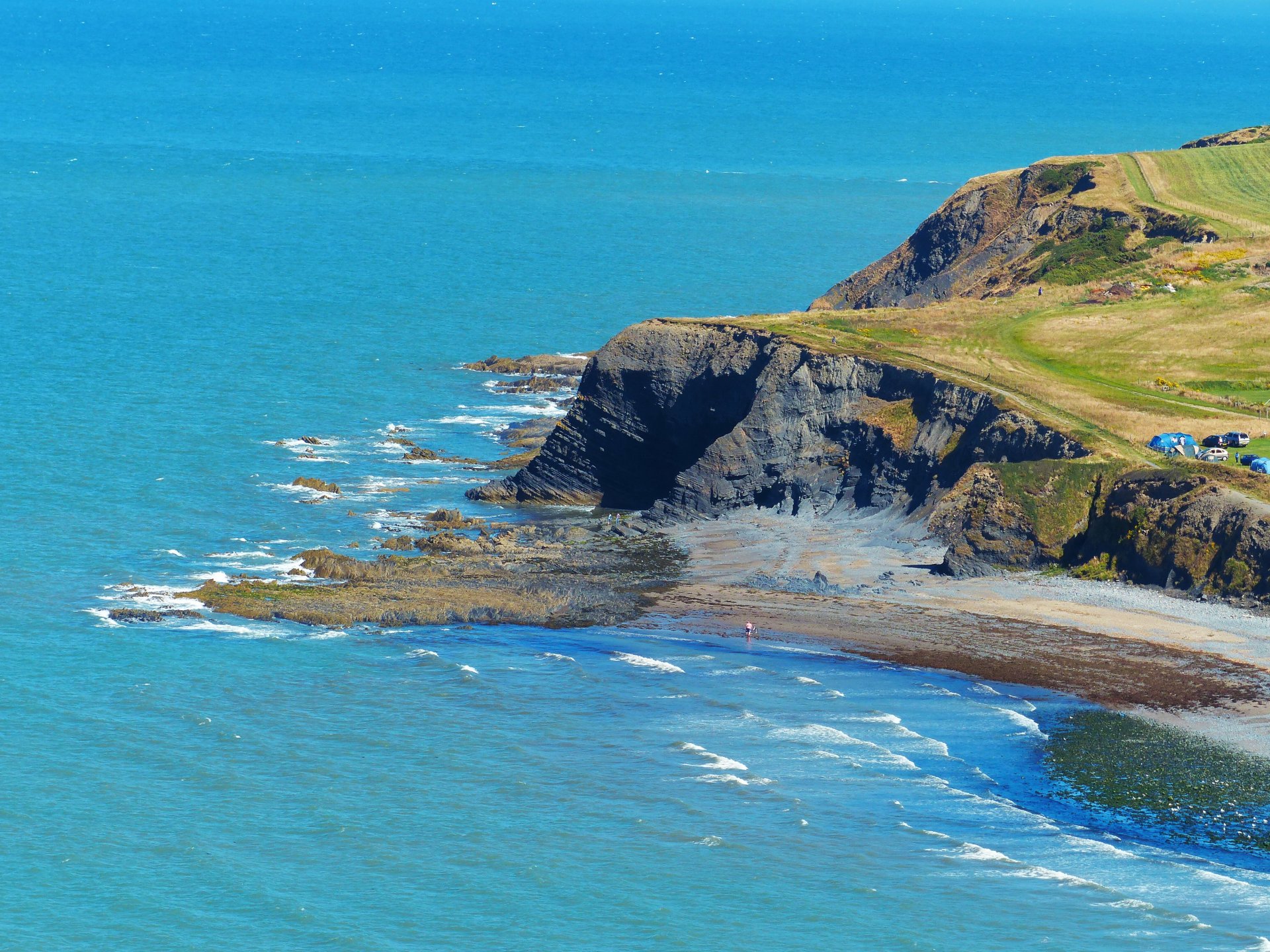 keredigion wales clarach bay bucht wellen küste klippen campingplätze urlauber