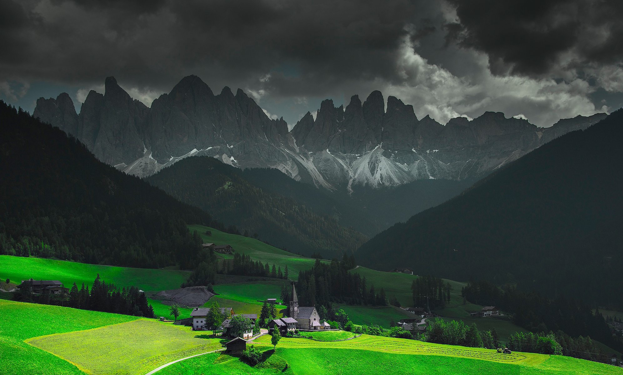 italie funes santa magdalena montagnes alpes ciel nuages nuages vallée lumière maison église chapelle