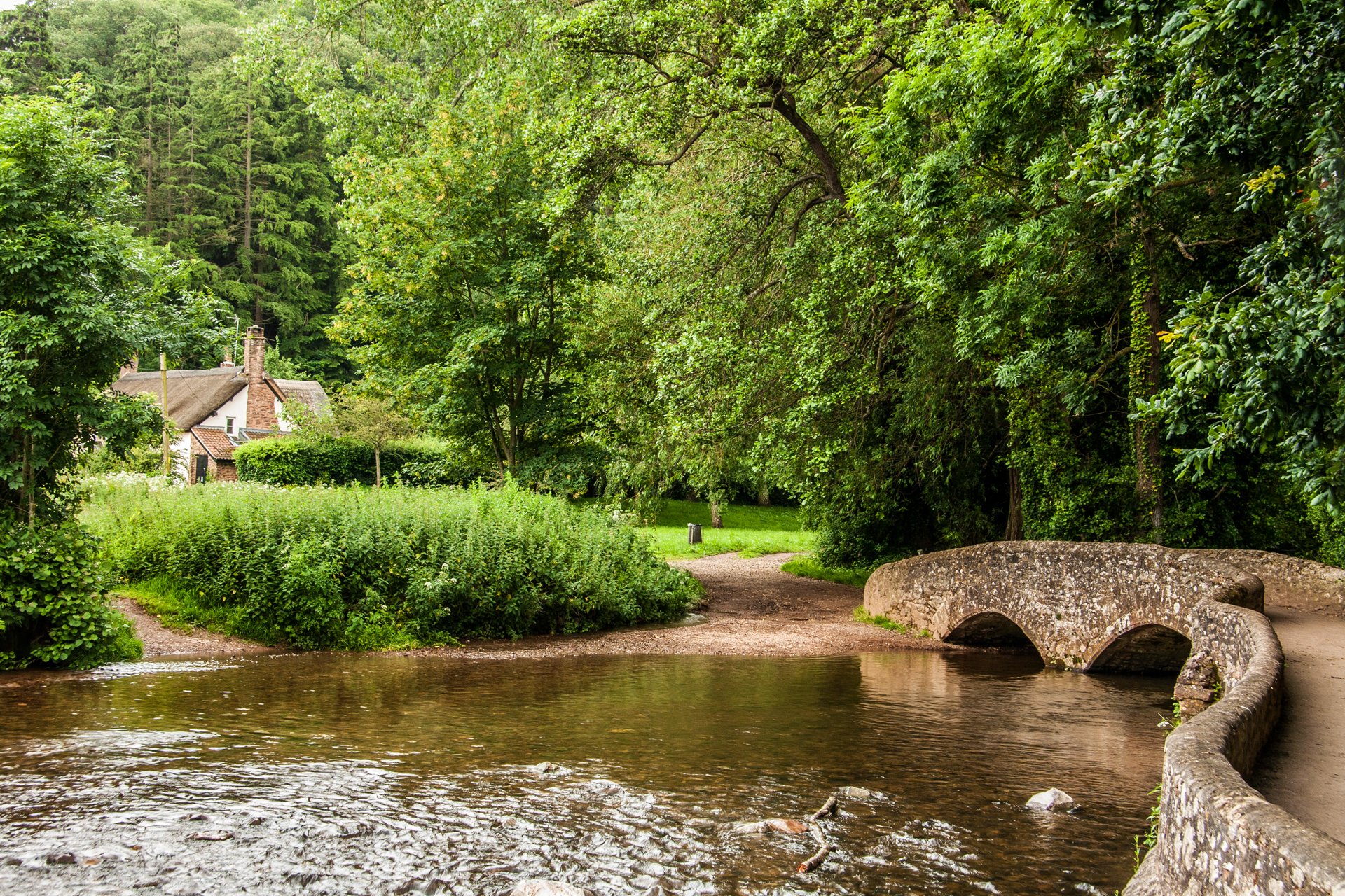 somerset reino unido casa puente bosque río árboles