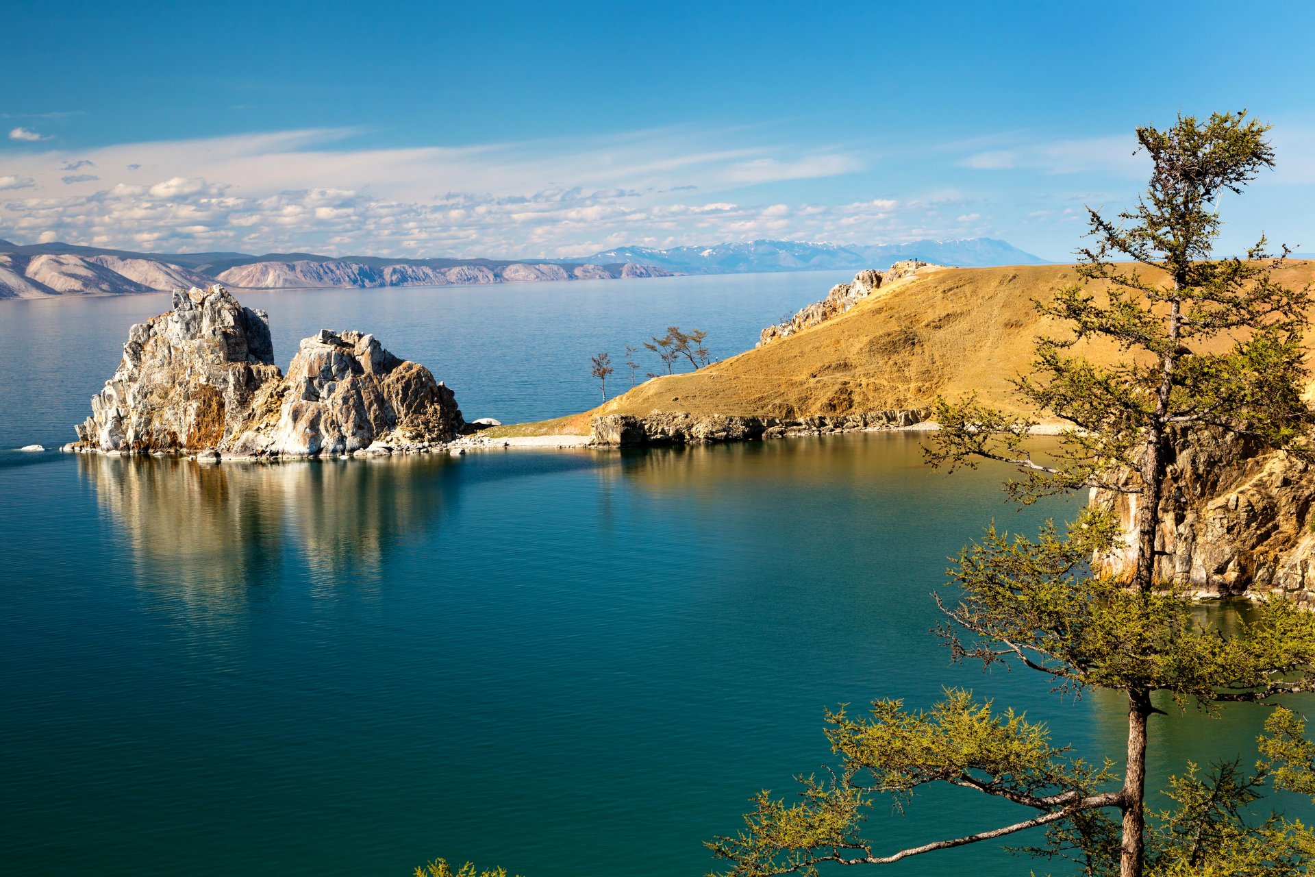 rusia lago baikal costa roca trenza piedras árbol horizonte