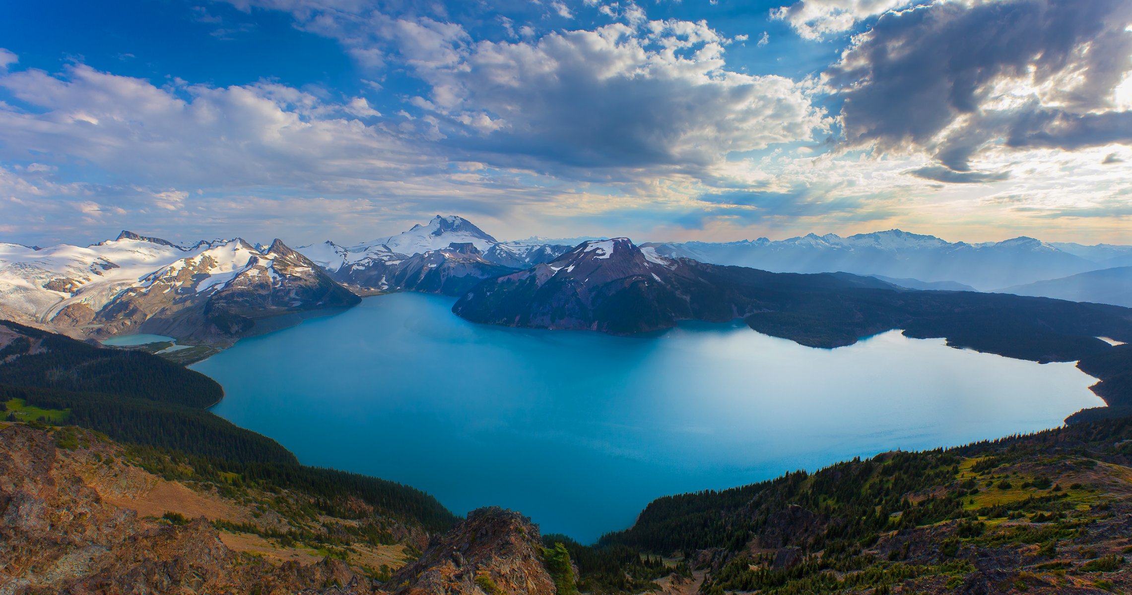 colombie-britannique canada montagnes cratère neige lac ciel nuages