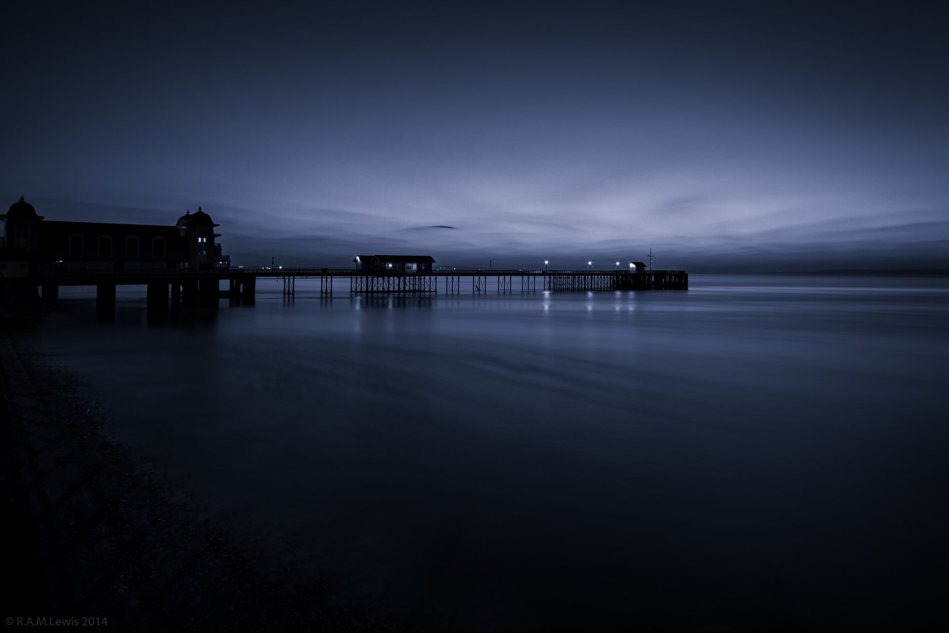 mar calma costa muelle luces crepúsculo