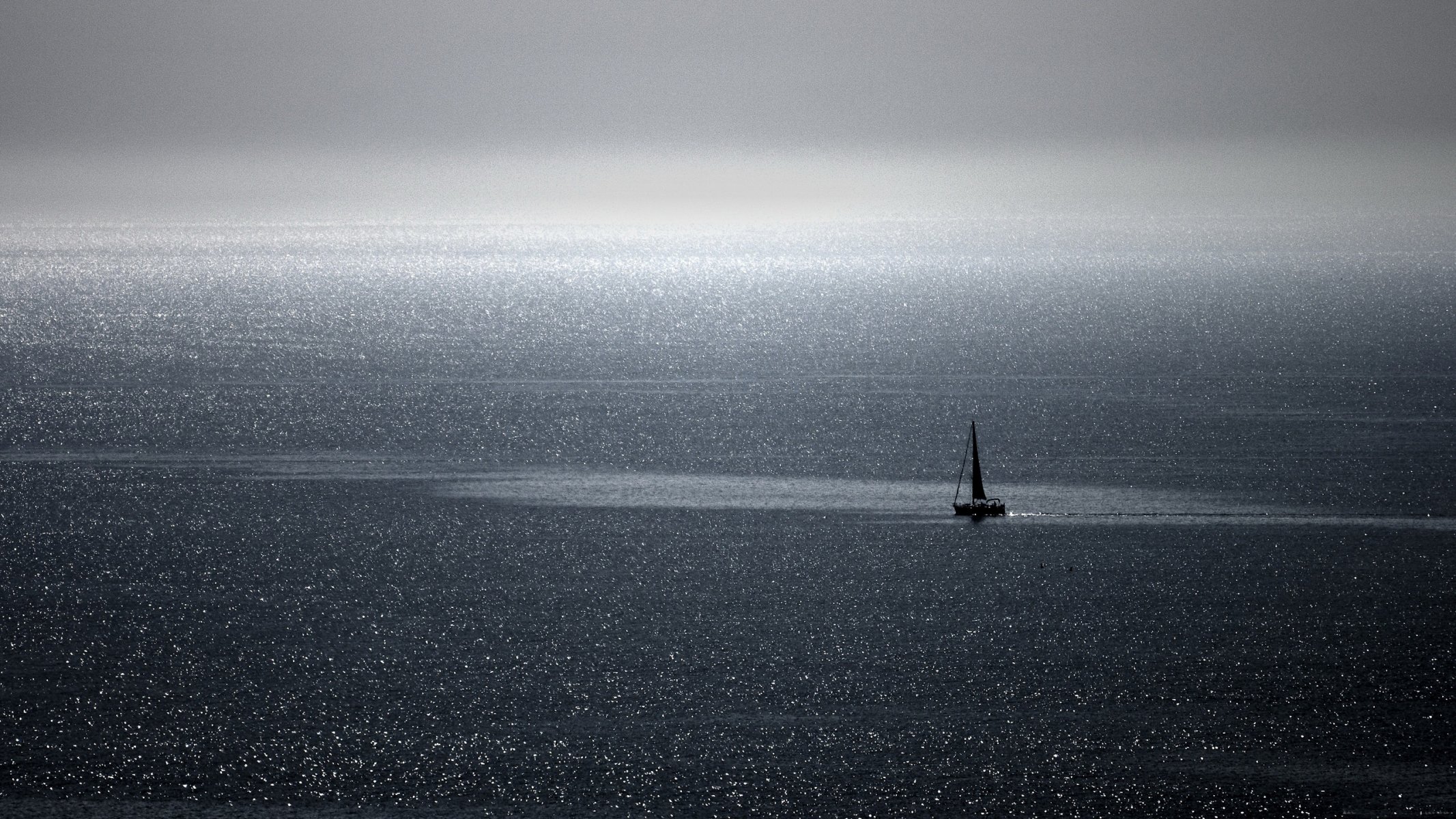 mare oceano superficie distanza increspature orizzonte cielo yacht albero vela