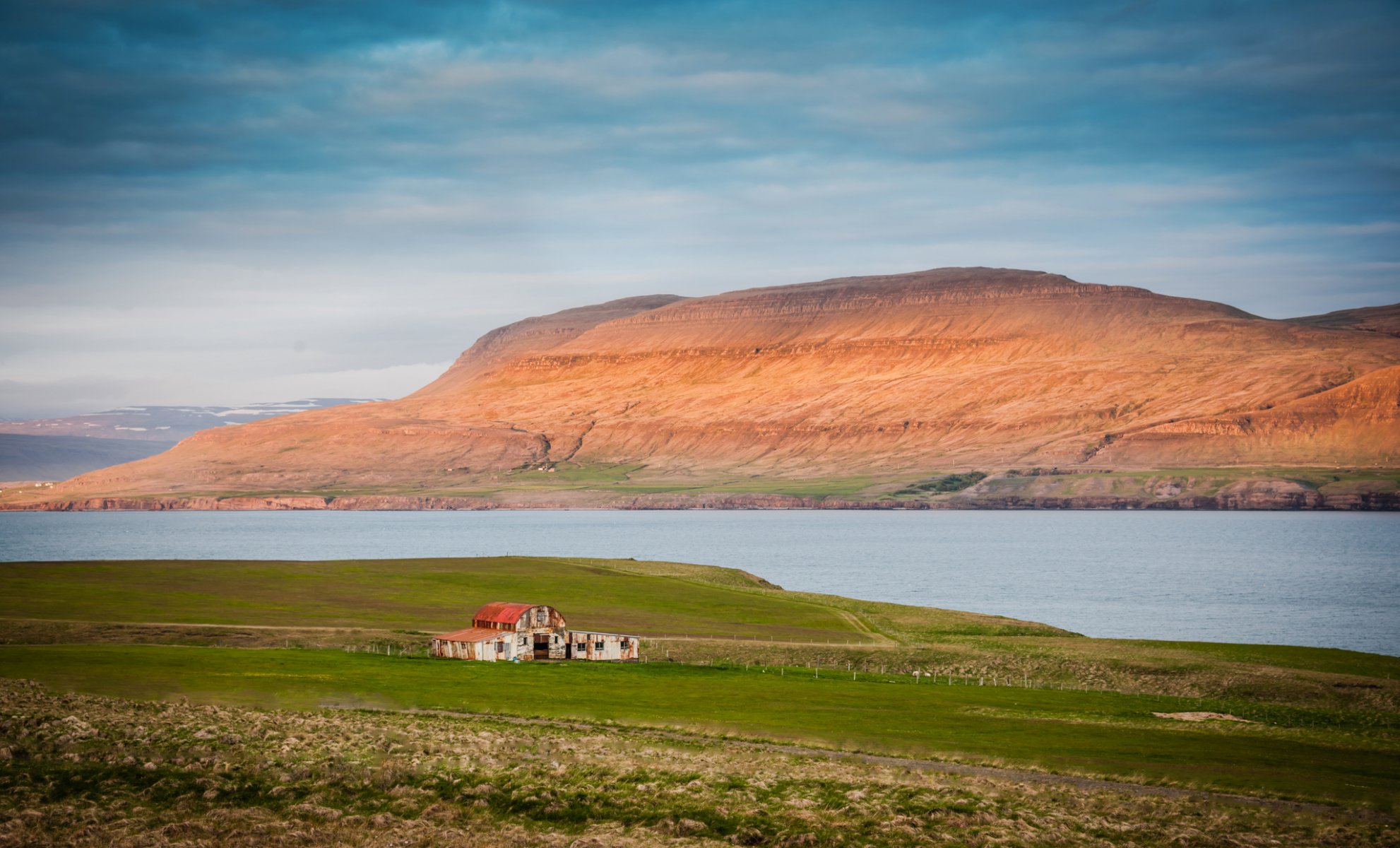 islandia montañas bahía casa nubes