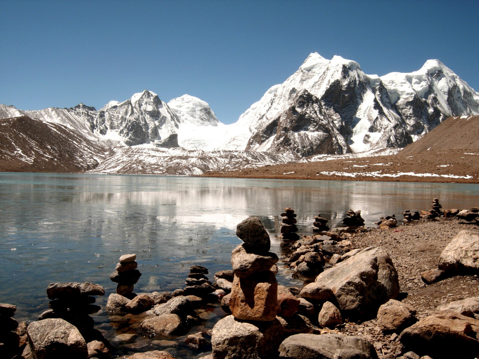 indien himalaya see eis steine gebet