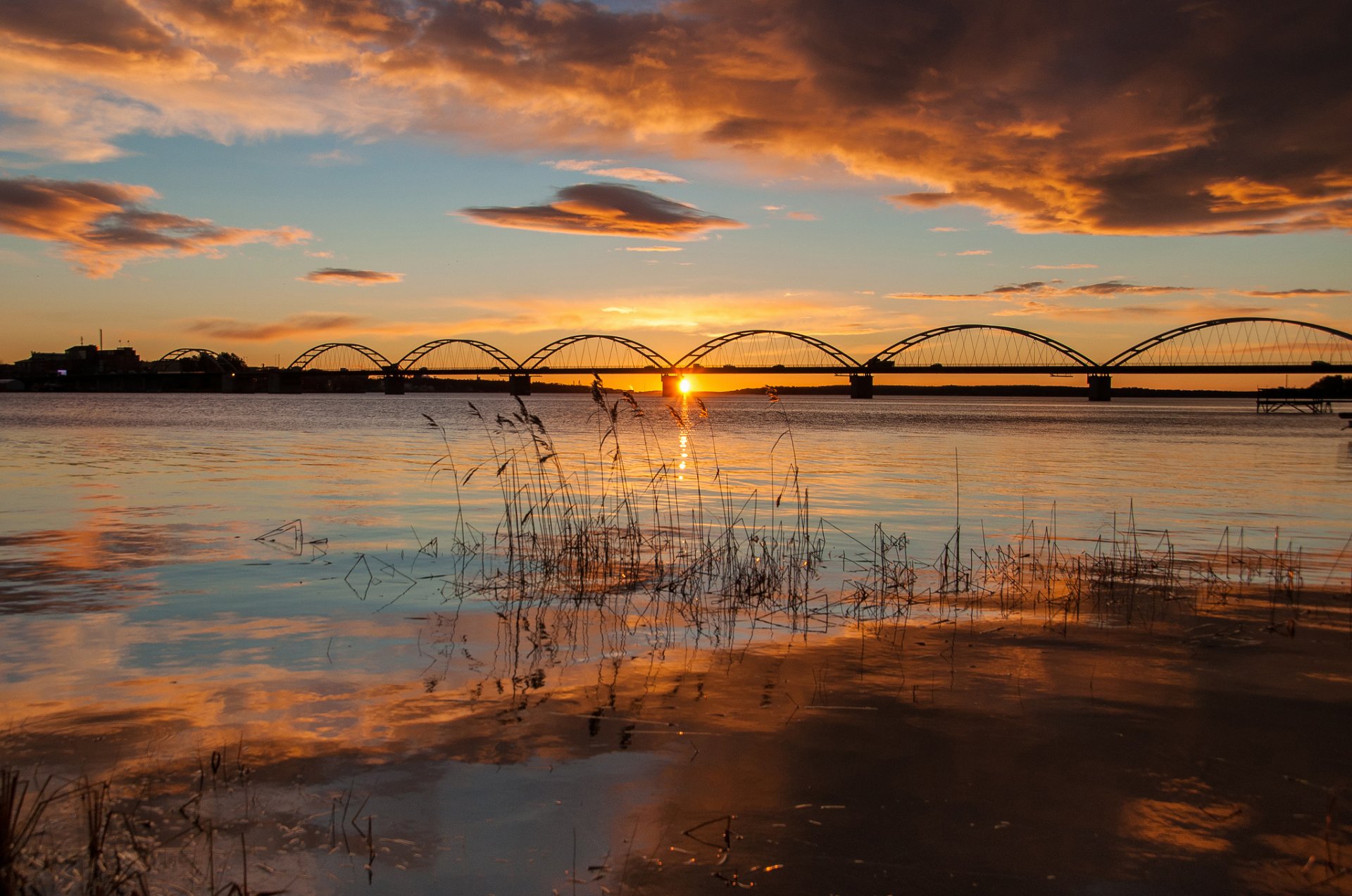 schweden len norrbotten comuna luleo bergnäset brücke wasser morgen sonne licht himmel wolken herbst oktober