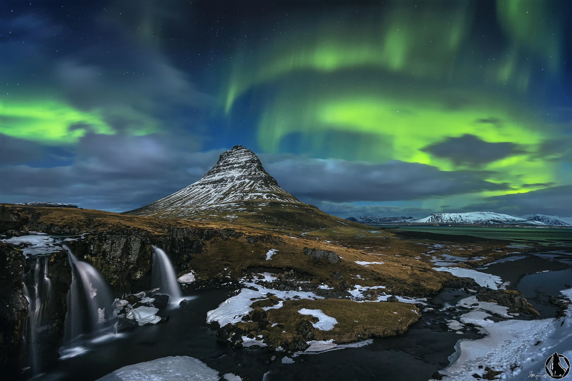 исландия kirkjufell гора вулкан скалы водопад снег ночь северное сияние