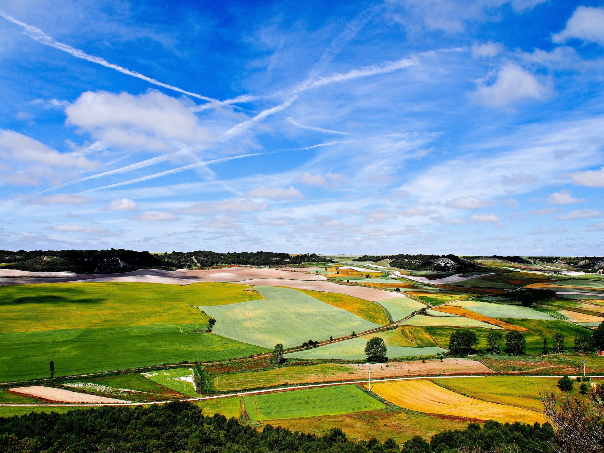 vallée champs routes arbres collines ciel nuages