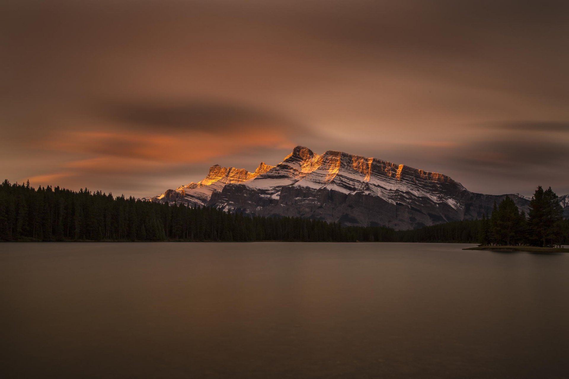 kanada park narodowy banff jack lake jezioro las góry niebo chmury odbicia