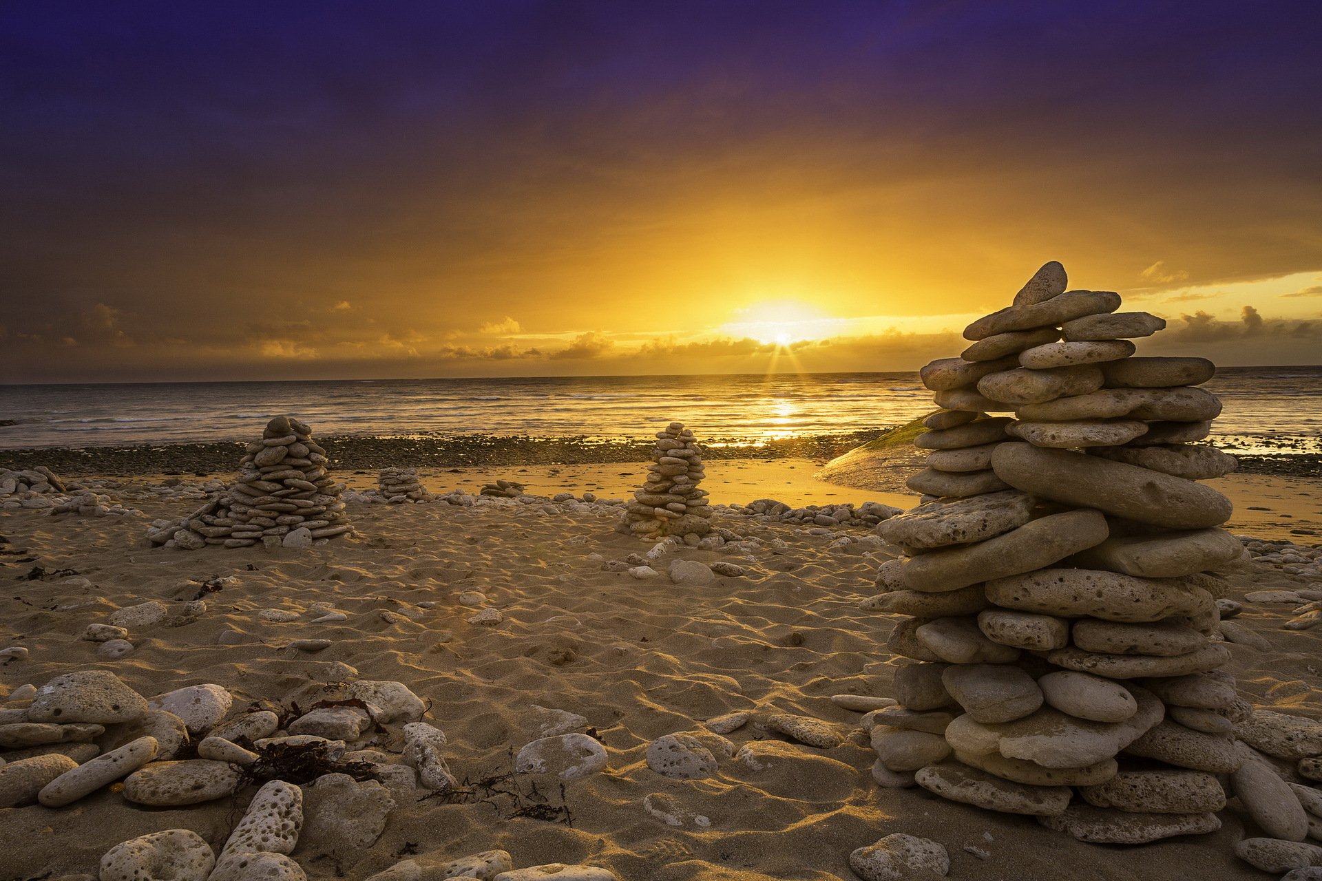 puesta de sol mar piedras paisaje