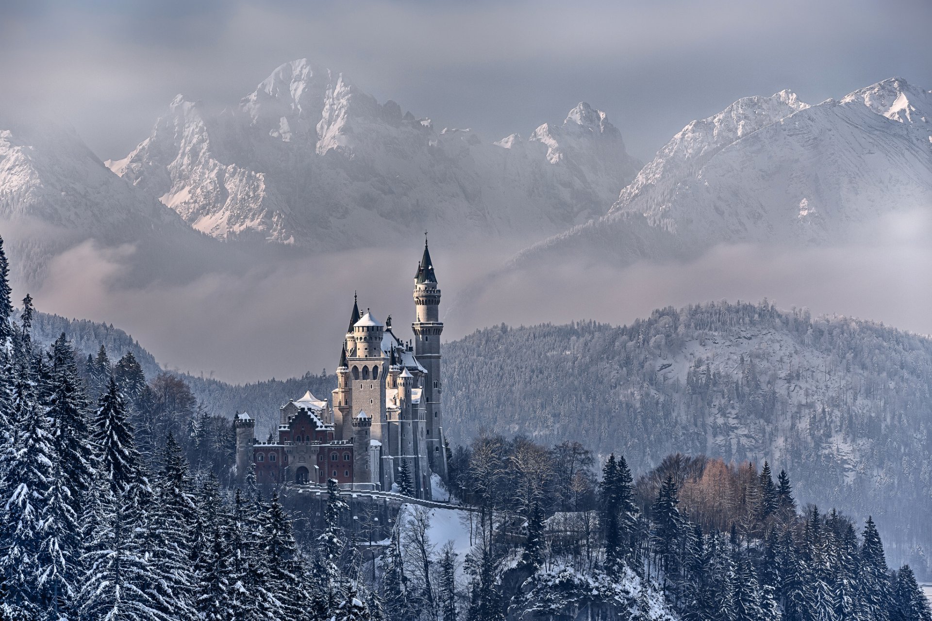 allemagne bavière château de neuschwanstein ciel nuages montagnes arbres neige hiver