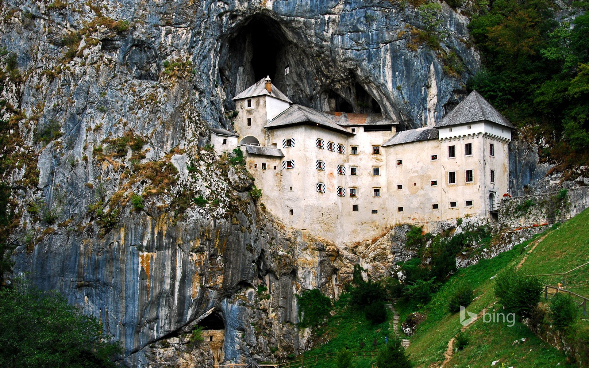 slovenia castello di predjama montagne rocce alberi