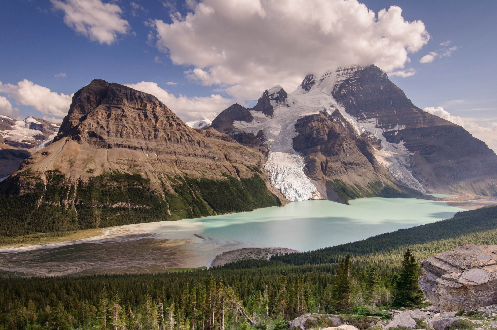 berg lake canada mont robson montagne forêt lac