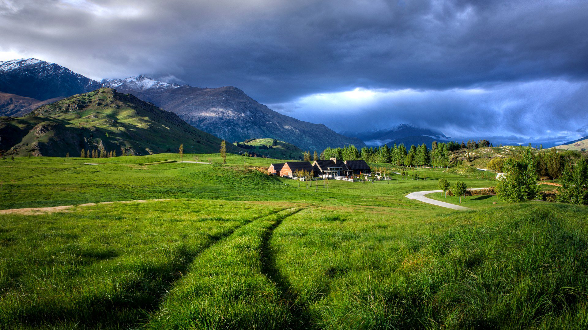 himmel wolken berge tal wiese gras straße häuser