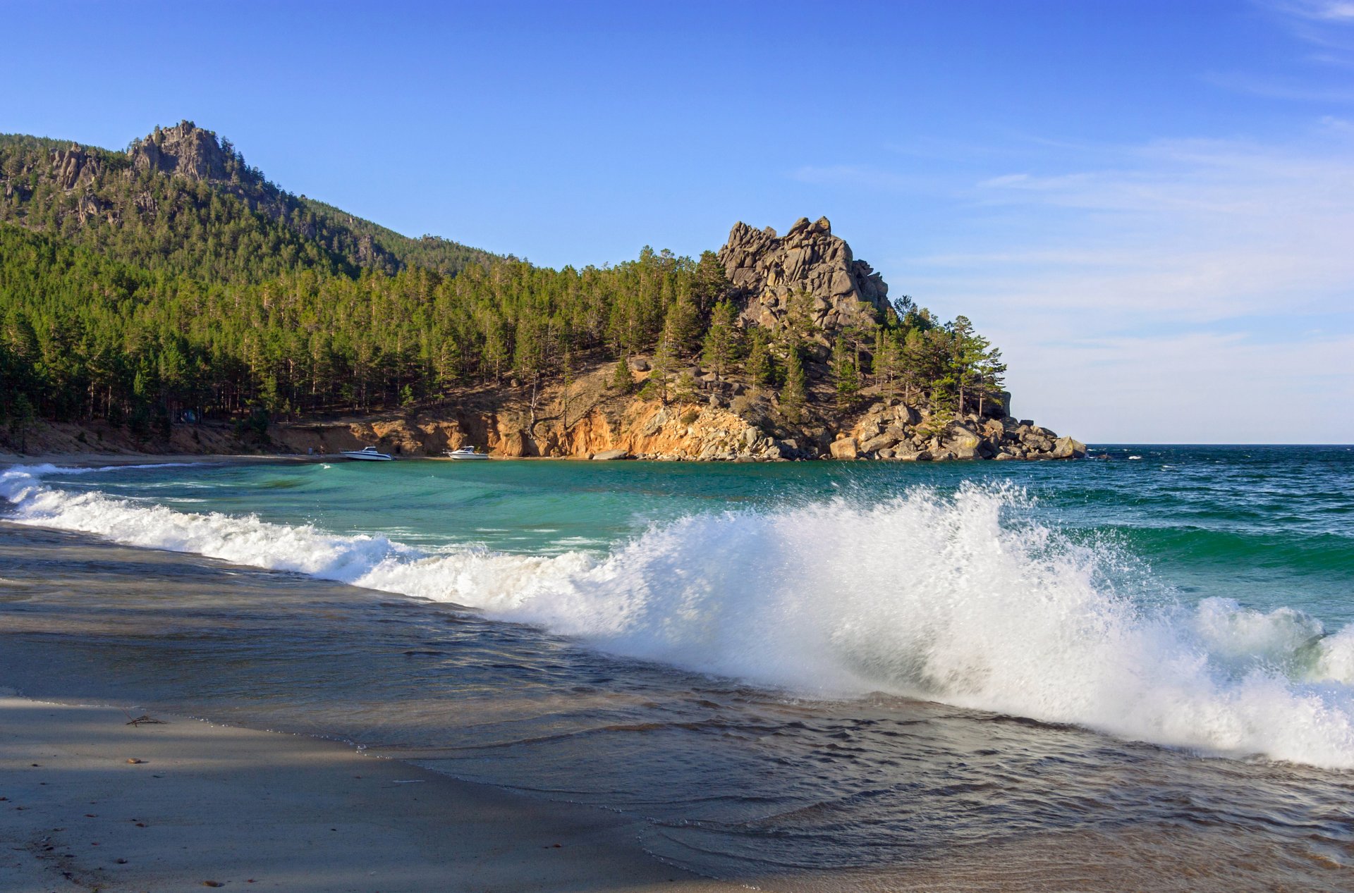 russland see baikalsee ufer sand wellen brandung wald bäume steine felsen