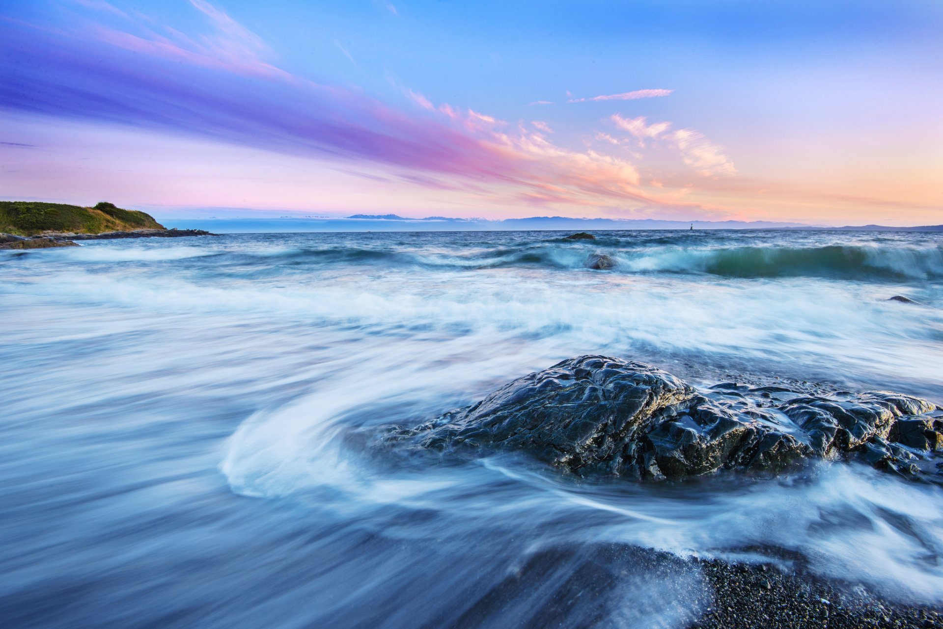 spiaggia rocce mare onde alba