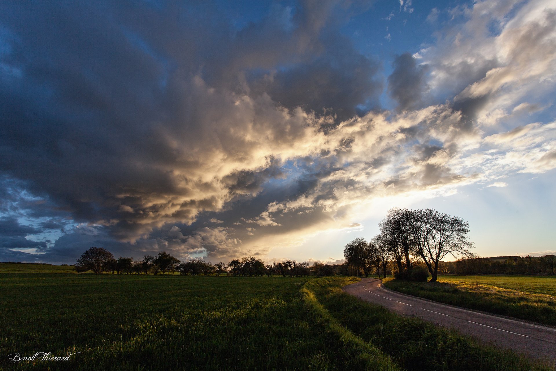 champ arbres route nuages soir coucher de soleil