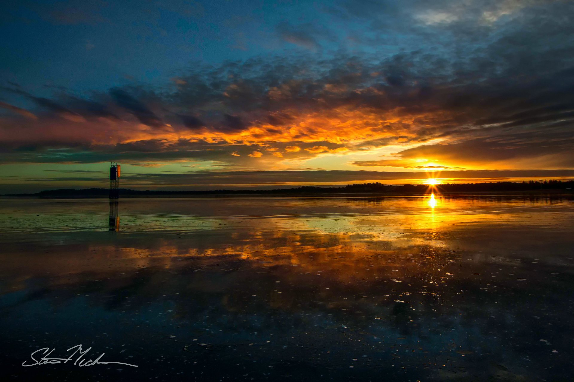 estados unidos estado oregon bahía océano pacífico río kus tarde antes de la puesta del sol sol últimos rayos reflejos cielo agua nubes