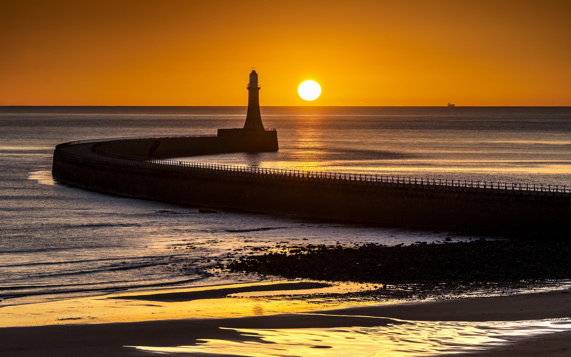 faro a bilanciere sunderland tramonto mare