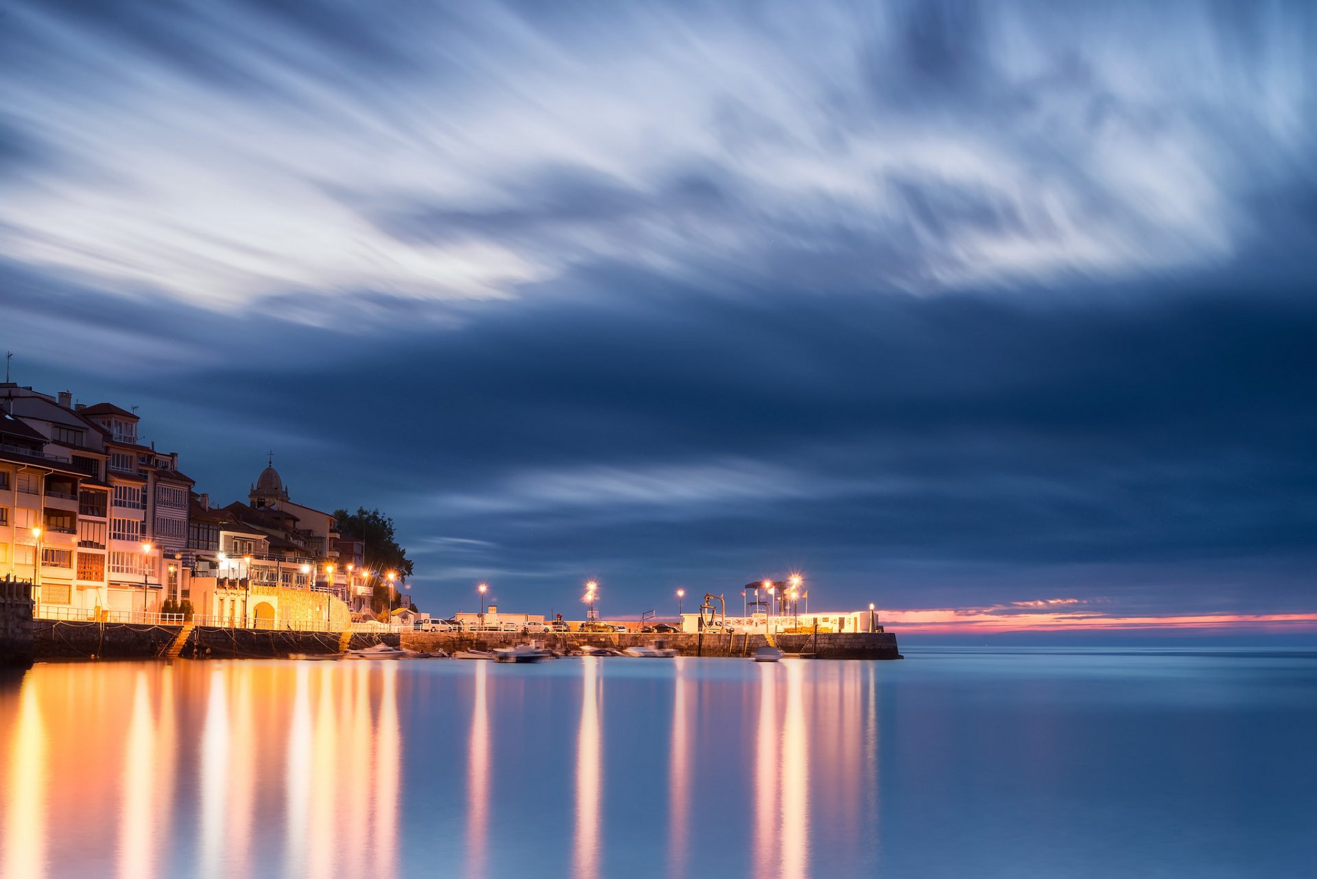 espagne asturies golfe de gascogne port maison soirée lumières éclairage lanternes bleu ciel nuages