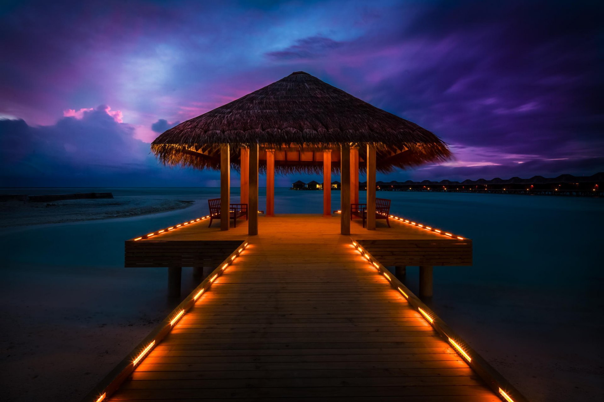 malediwy anantara resort zachód słońca molo bungalow ocean