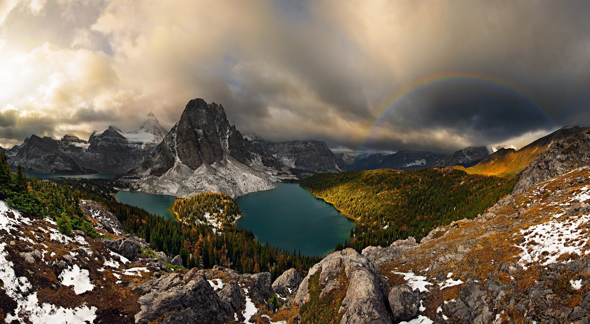 kanada prowincja kolumbia brytyjska alberta mf assiniboine jesień góry lasy chmury chmury tęcza panorama