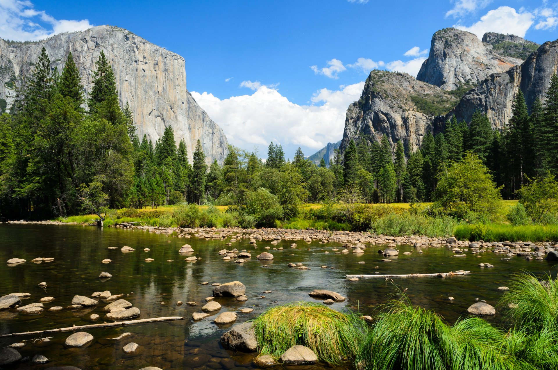 park narodowy yosemite niebo chmury góry las drzewa skały rzeka skały