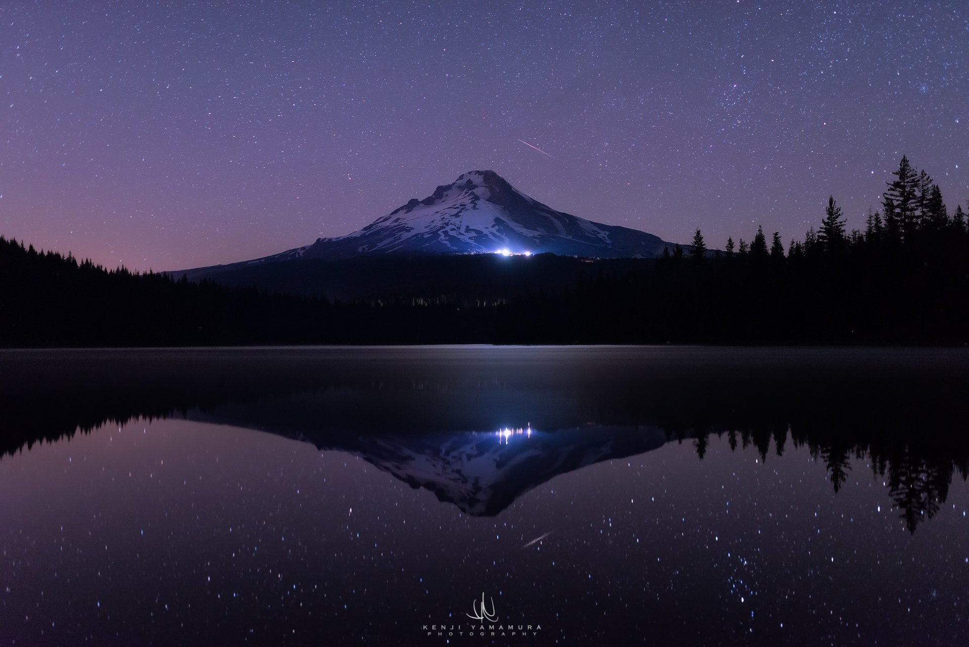 montagna neve notte oscurità stelle foresta abete rosso alberi splendore luce lago mare acqua riflessione monte oscurità stella cadente kenji yamamura fotografo lago trillium monte hood oregon usa hd