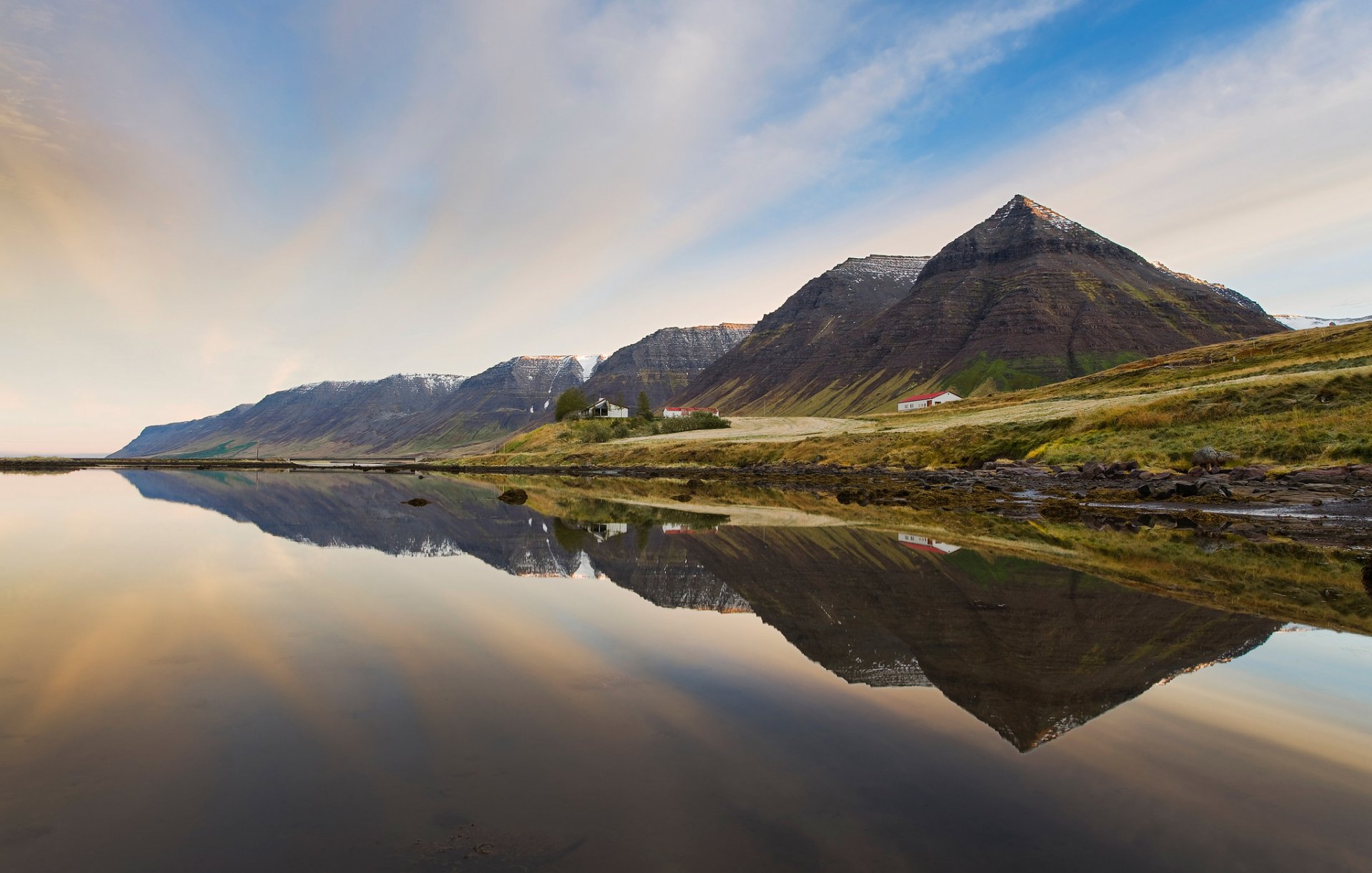 erenity westfjords islanda montagne case mare riflessione