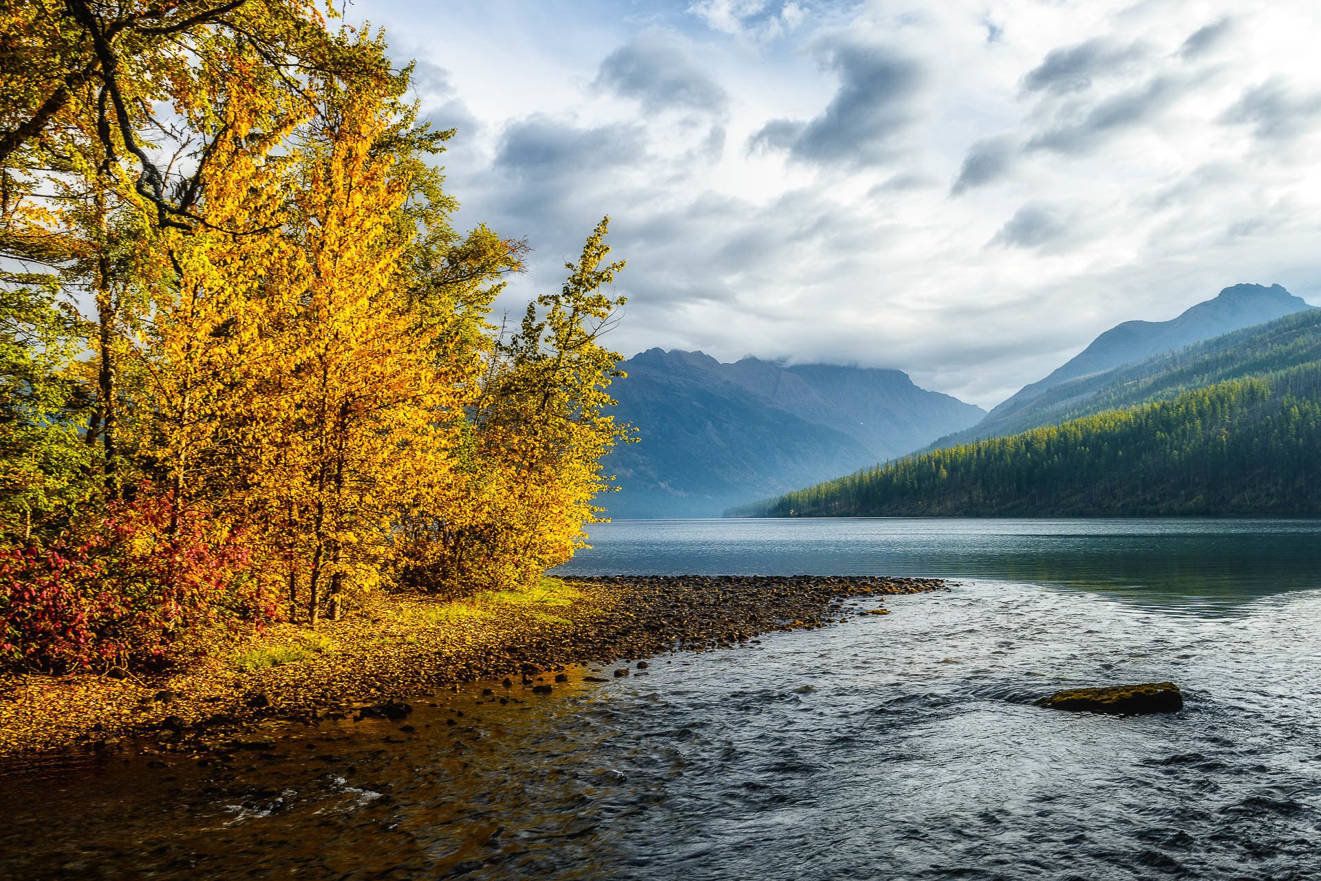 natur berge himmel wolken fluss wasser wald park bäume blätter bunt herbst herbst farben zu fuß