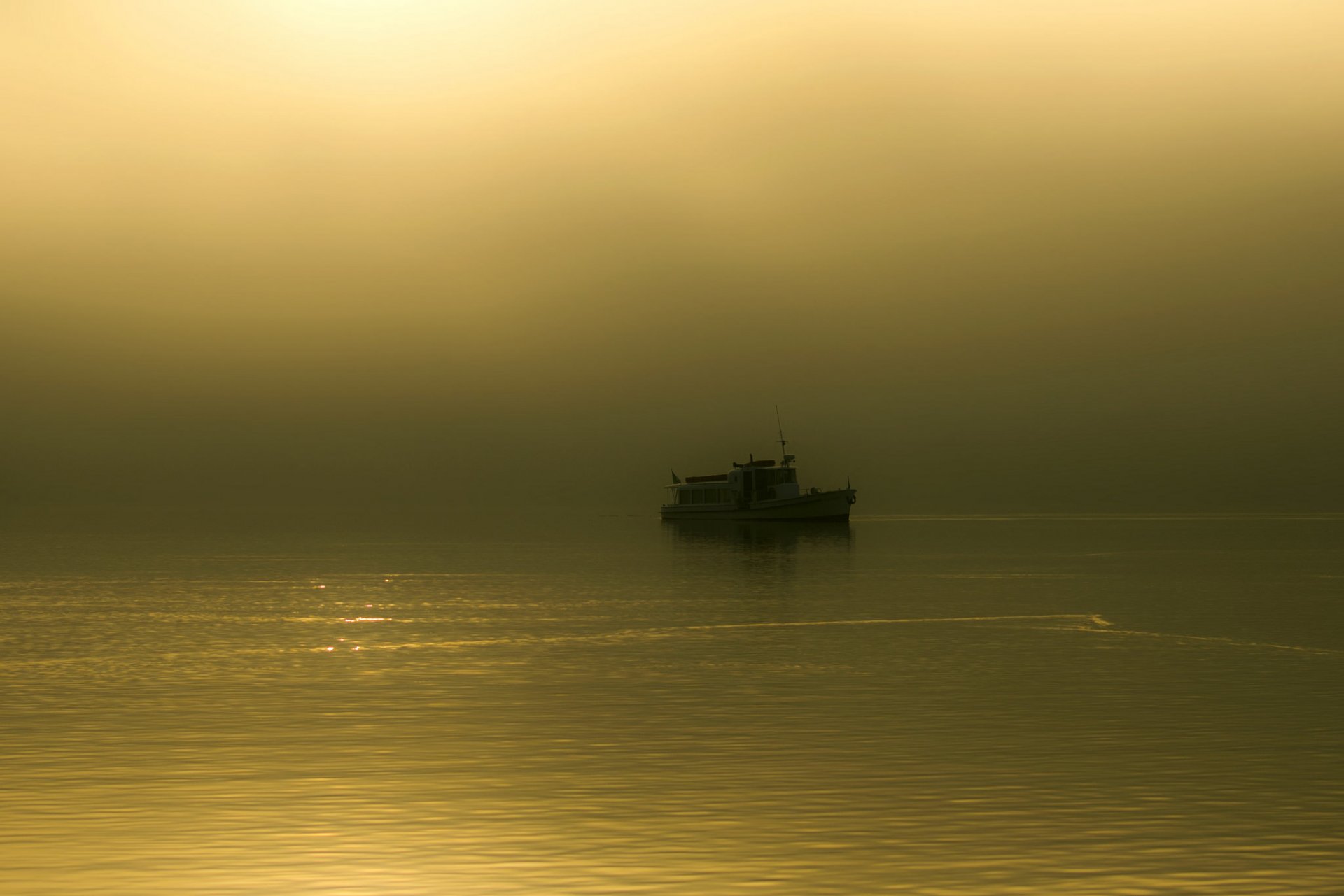 lac bateau matin brouillard