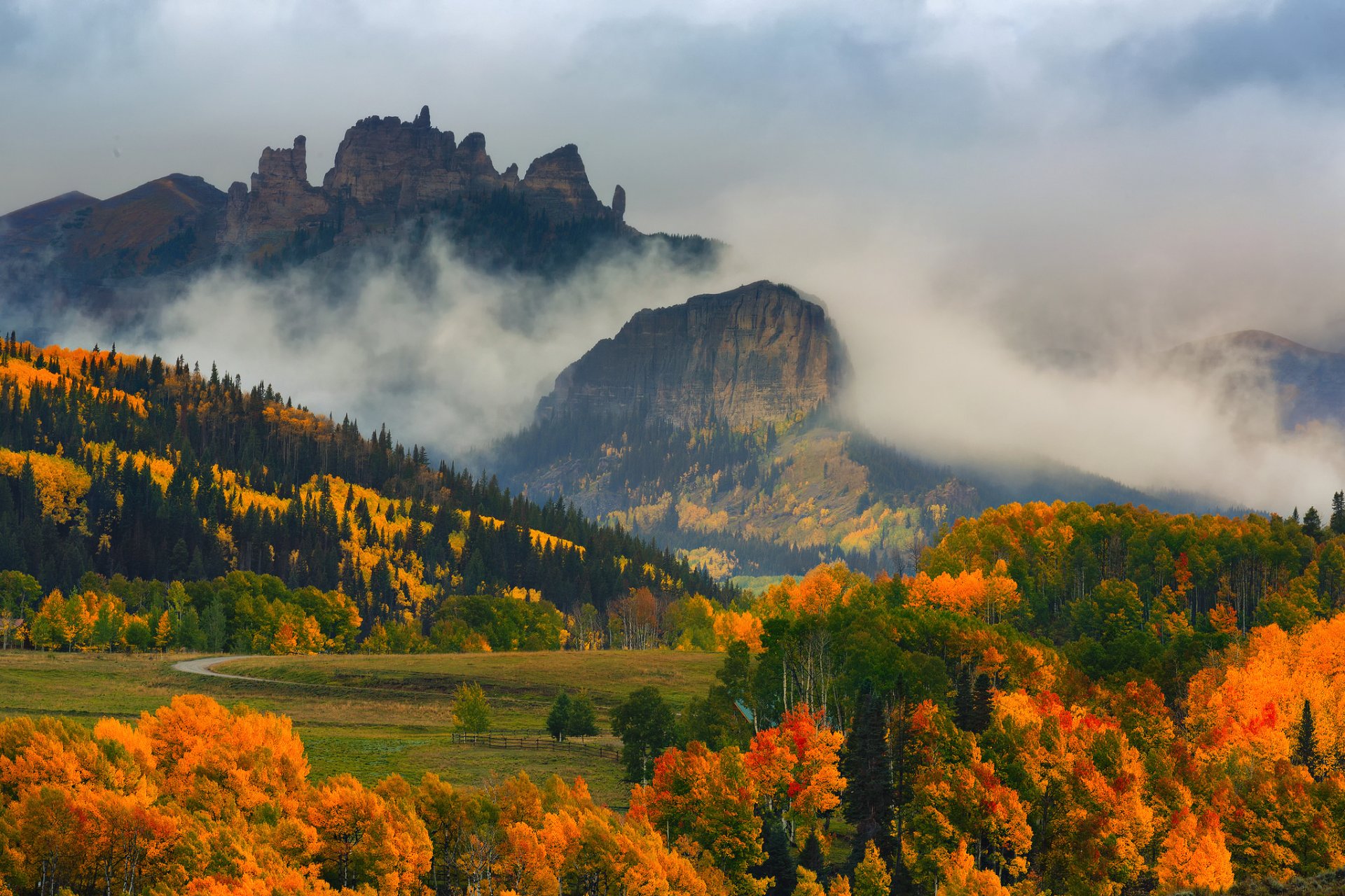 estados unidos estado colorado montañas otoño niebla árboles bosque pintura