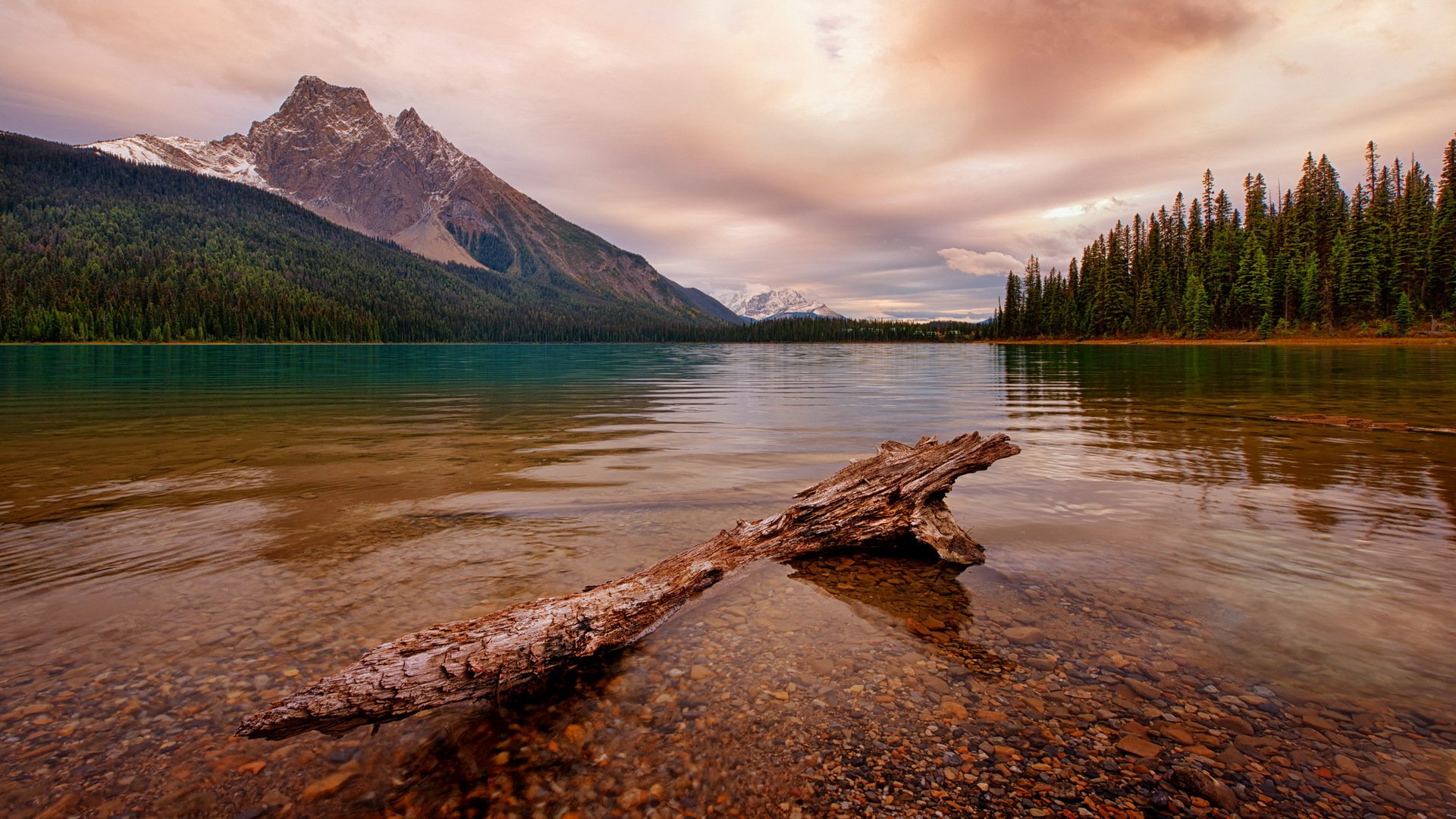 lago esmeralda montañas rocosas canadienses parque nacional yoho