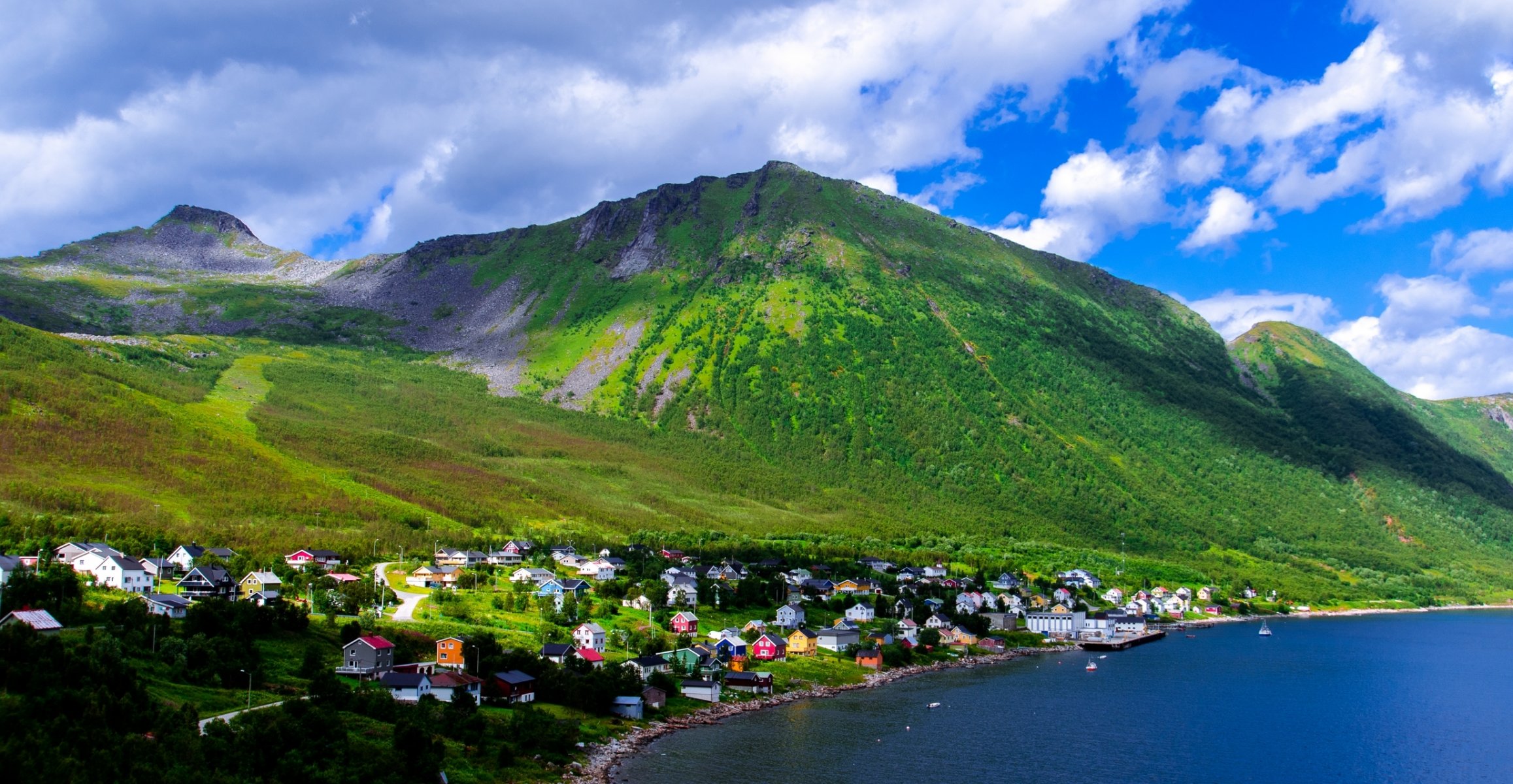 norvège ciel nuages montagnes baie maison village arbres