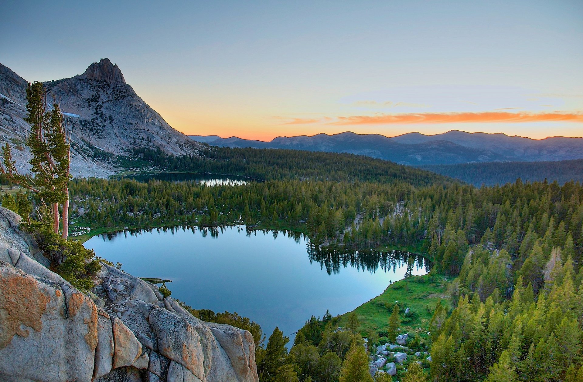 parco nazionale di yosemite sierra nevada usa montagne rocce cielo nuvole alberi laghi