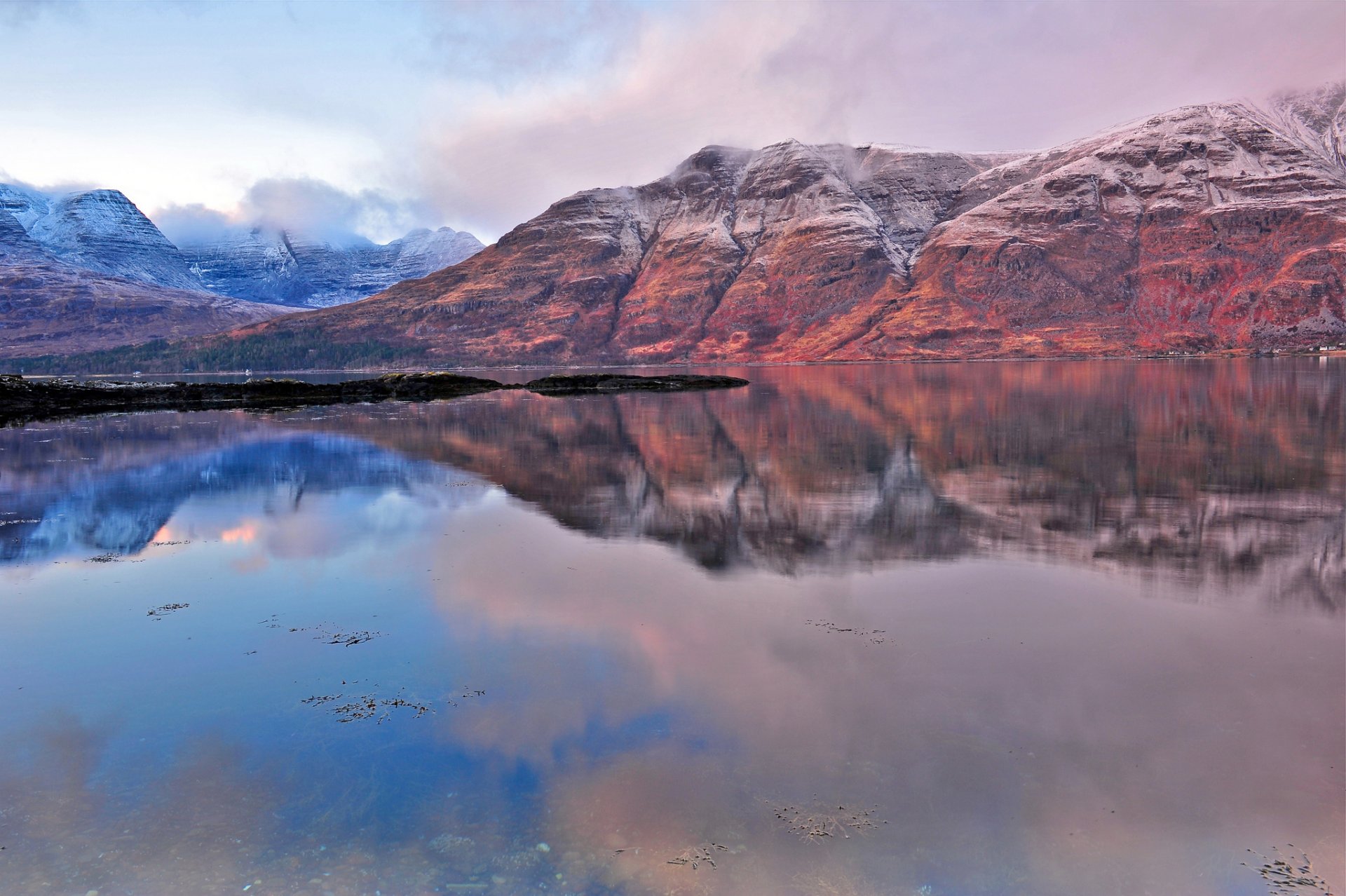 montagnes lac réflexion soirée