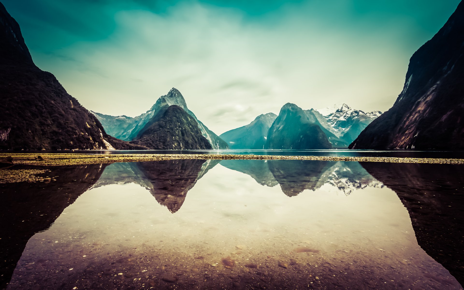 milford sound nueva zelanda lago reflexión nubes nieve montañas milford sound