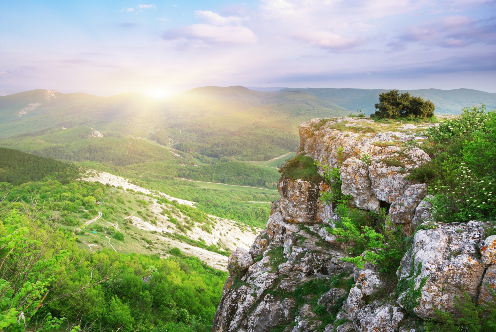 szene berglandschaft natur bäume gras himmel wolken schön sonnenaufgang atmosphäre