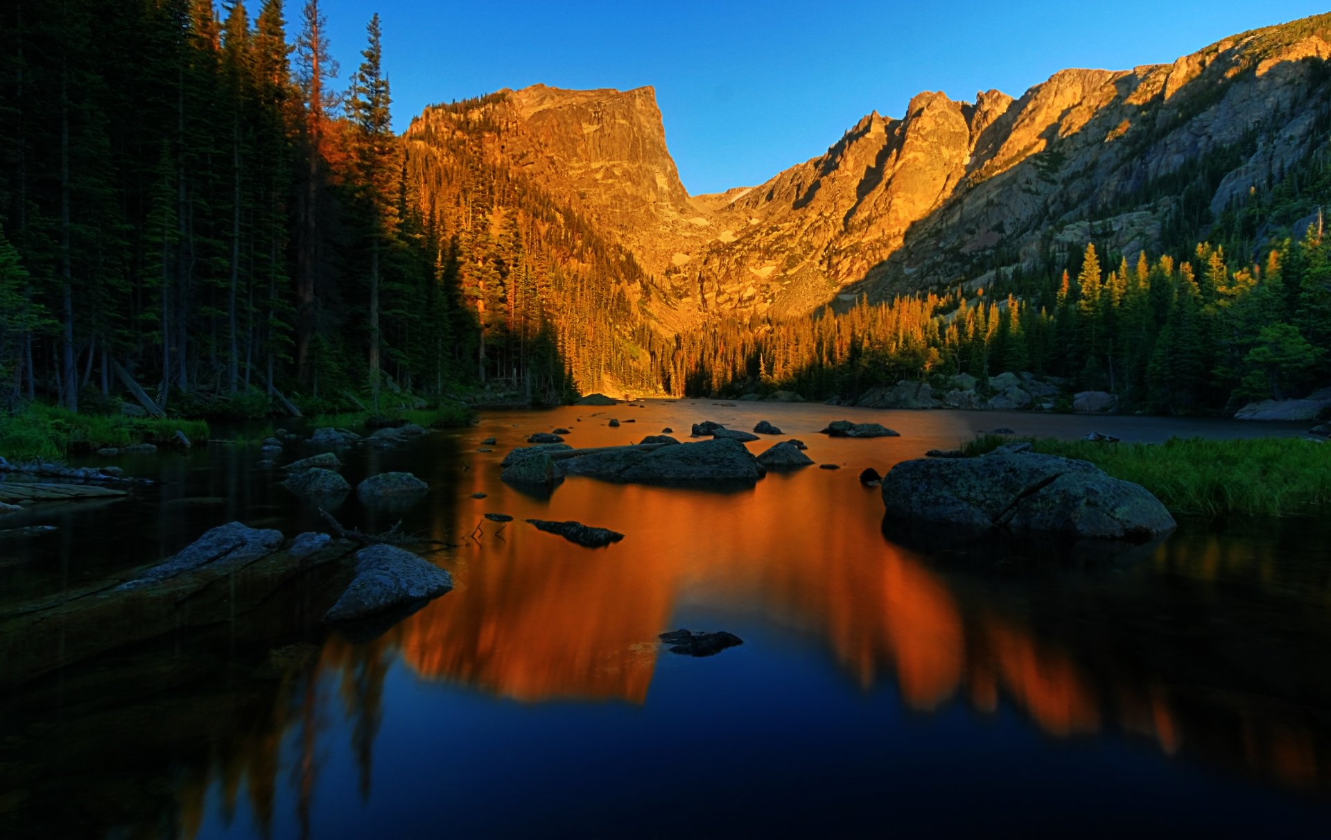 paisaje naturaleza montañas belleza árboles cielo azul